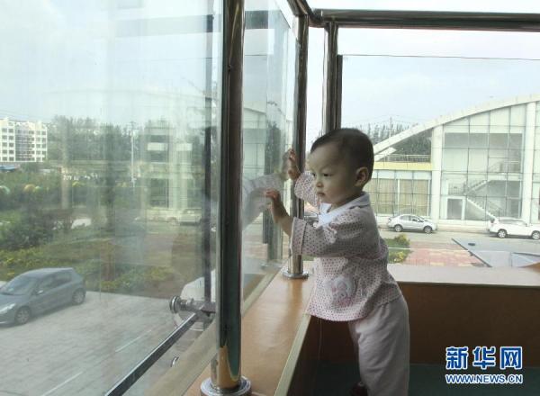 镜头看社会 请关爱艾滋病弃婴（图）