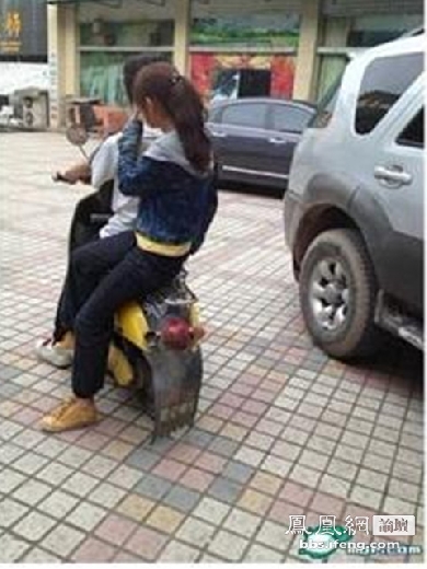 女屌丝网吧暴打男生 很莫名其妙_易看网