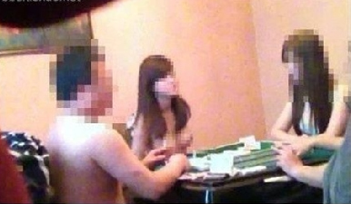 脱衣麻将门？三点式美女为麻将正名！_易看网