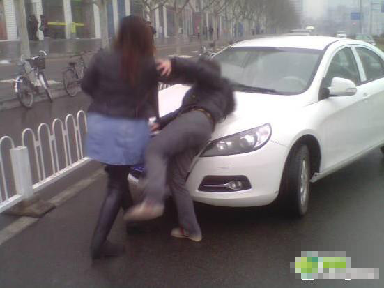 野蛮女人街头打架 发飙野蛮女人惹不起（图）