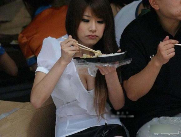 街头卖肉促销的低劣 低俗露乳促销（图）