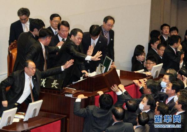 韩国民主议员向主席台扔催泪弹（图）