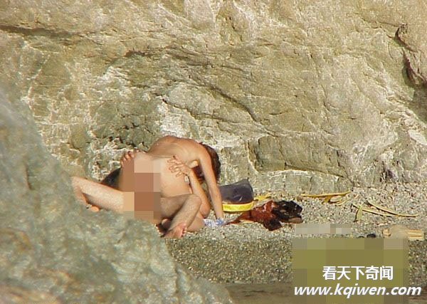 崖壁下一对全裸男女销魂打野战被人拍摄直播(组图)